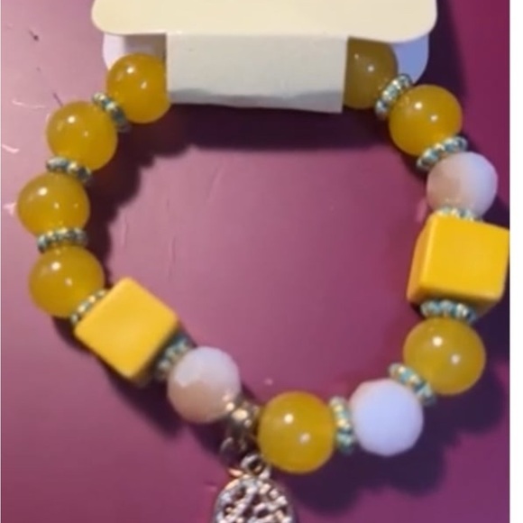 D’Bello Accessories Yellow and Gold Beaded Bracelet with Hamsa Hand Charm - Picture 4 of 12